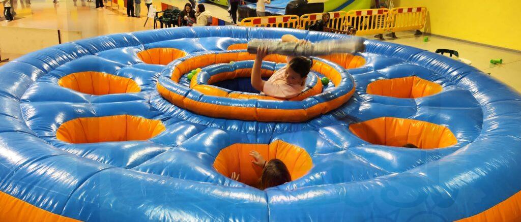 juego hinchable wipeout para actividades infantiles en eventos