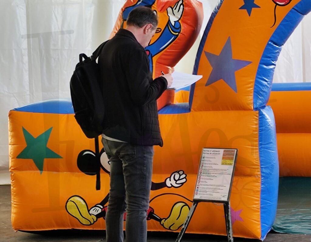 revisión técnica de castillo hinchable antes de actividades infantiles en evento fallero