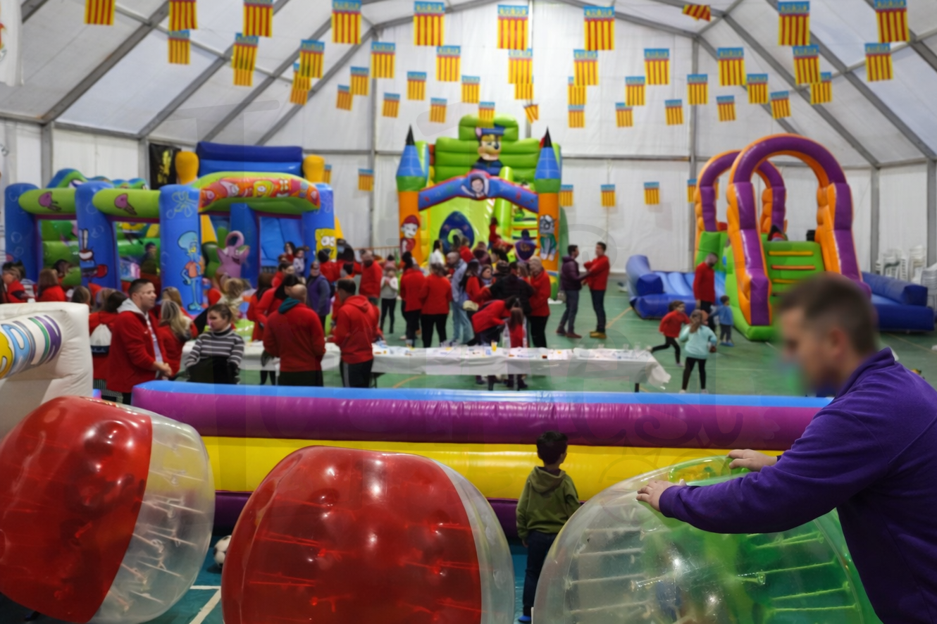actividades infantiles con castillos hinchables durante evento fallero en Valencia
