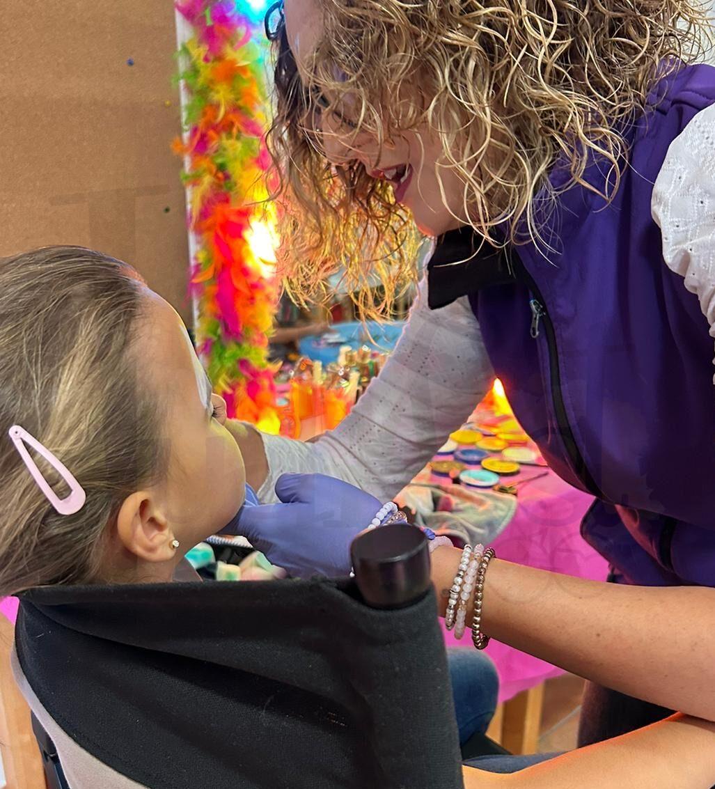 maquillaje infantil durante actividades para niños en evento fallero