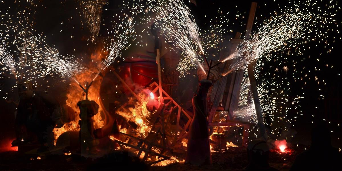 cremà de una falla durante las Fallas de Valencia con fuego y pirotecnia