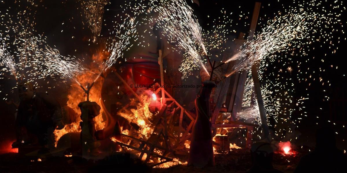 cremà de una falla durante las Fallas de Valencia con fuego y pirotecnia