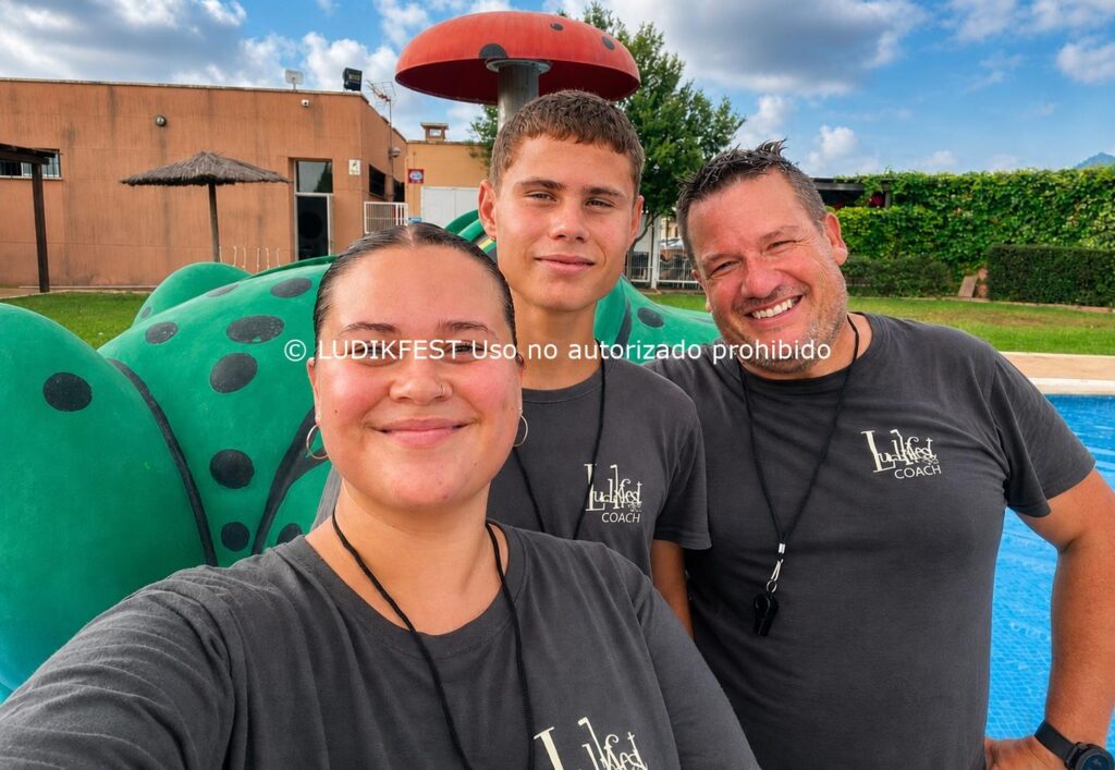 Equipo de LUDIKFEST durante una jornada de actividades infantiles de verano