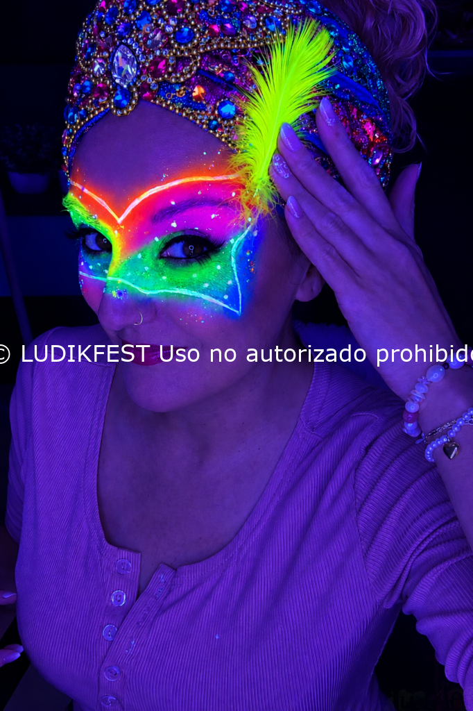 Maquillaje NEON con pintura corporal homologada bajo luz ultravioleta