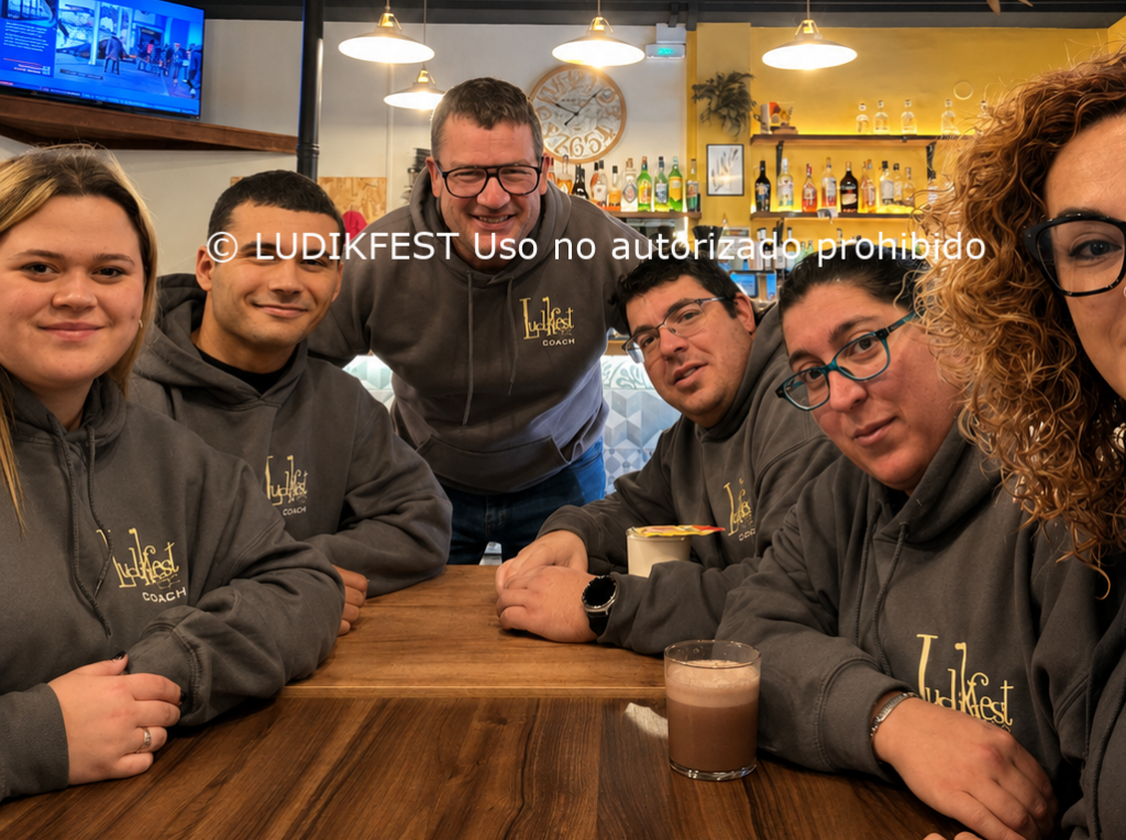 Equipo de LUDIKFEST reunido antes de una jornada de actividades infantiles.