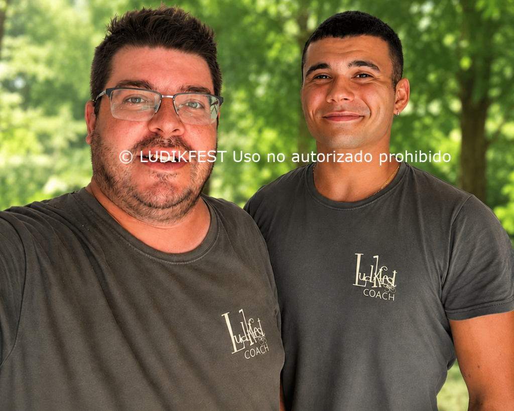 Dos monitores de LUDIKFEST durante una jornada de actividades infantiles al aire libre.