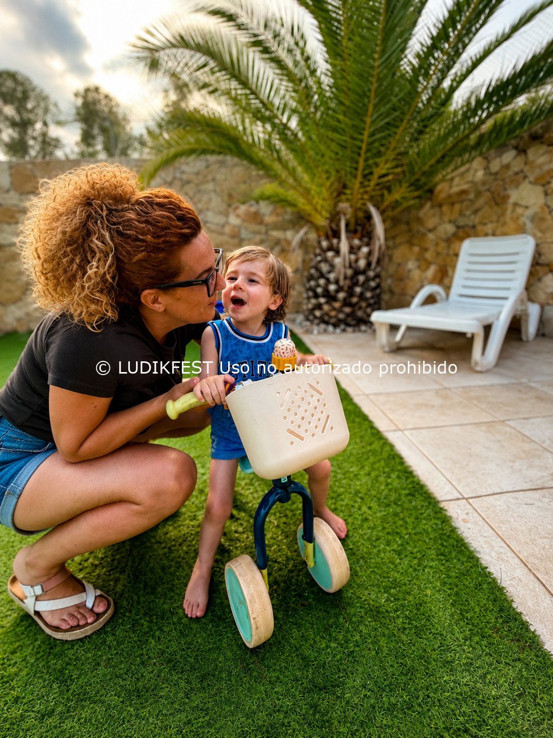 Jasmina, de LUDIKFEST, compartiendo un momento de complicidad con Enric, niño con mutación genética CTBP1, durante una actividad en el Camping Ribamar de Alcossebre.
