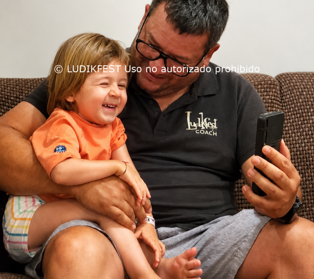 Enric compartiendo un momento de complicidad con un monitor de LUDIKFEST durante su estancia en el Camping Ribamar de Alcossebre.