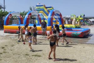 Actividad de verano con hinchables organizada por Ludikfest dentro de una experiencia de ocio educativo