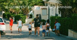 Actividad de verano al aire libre organizada por Ludikfest dentro de una experiencia de ocio educativo