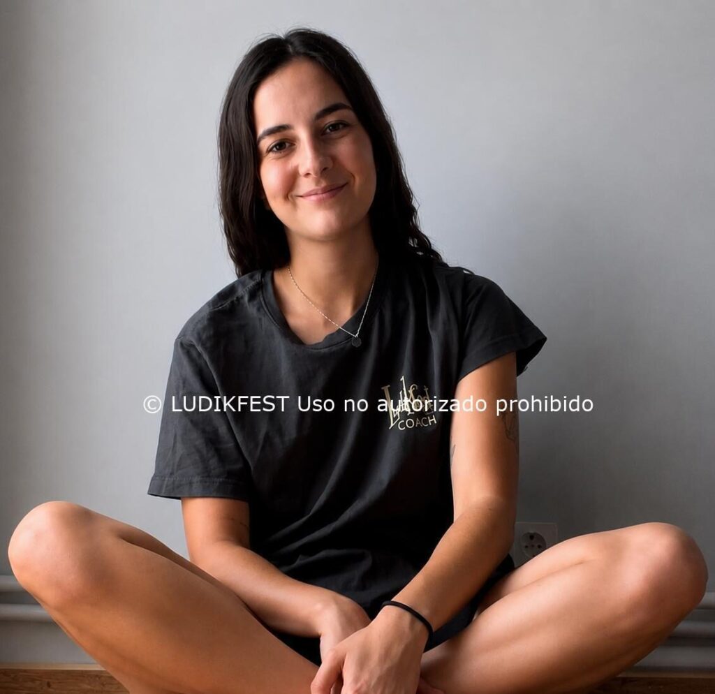 Monitora de LUDIKFEST durante una pausa en una jornada de actividades infantiles.