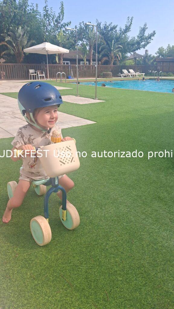 Enric, niño con mutación genética CTBP1, disfrutando de un paseo en triciclo durante sus vacaciones en el Camping Ribamar de Alcossebre.