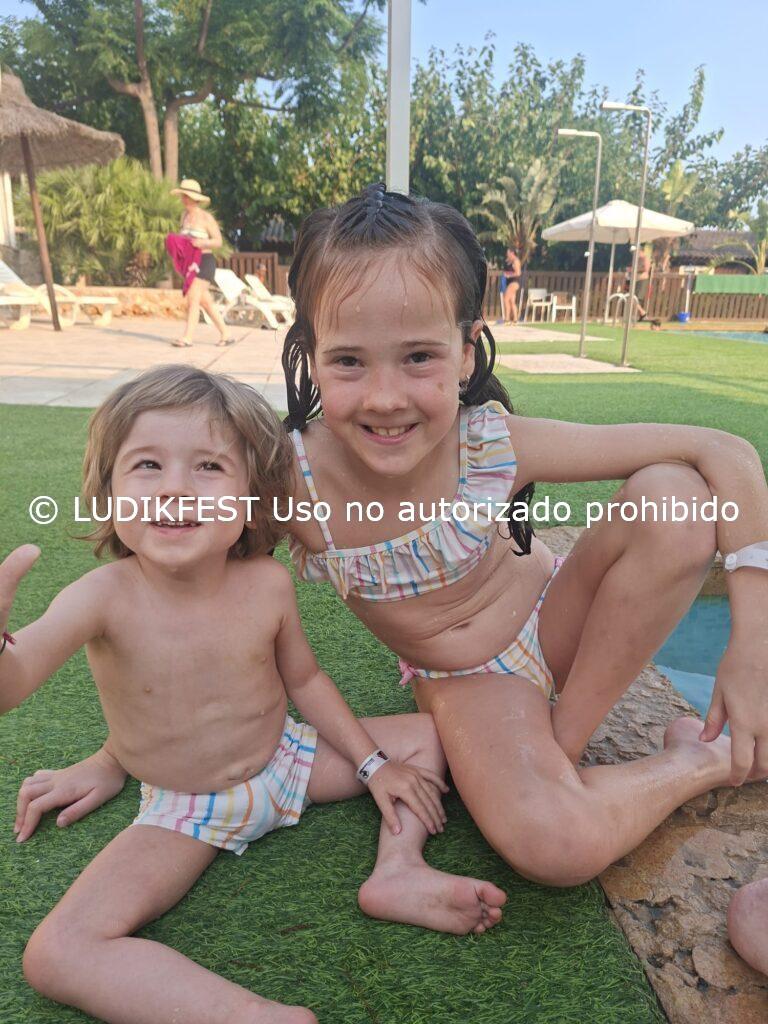 María, hermana de Enric, compartiendo un momento de juego durante las actividades infantiles de LUDIKFEST en el Camping Ribamar.