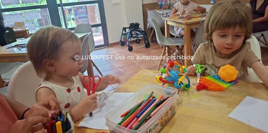 Enric, niño con mutación genética CTBP1, participando junto a otra niña en una actividad de ocio educativo inclusivo organizada por LUDIKFEST.