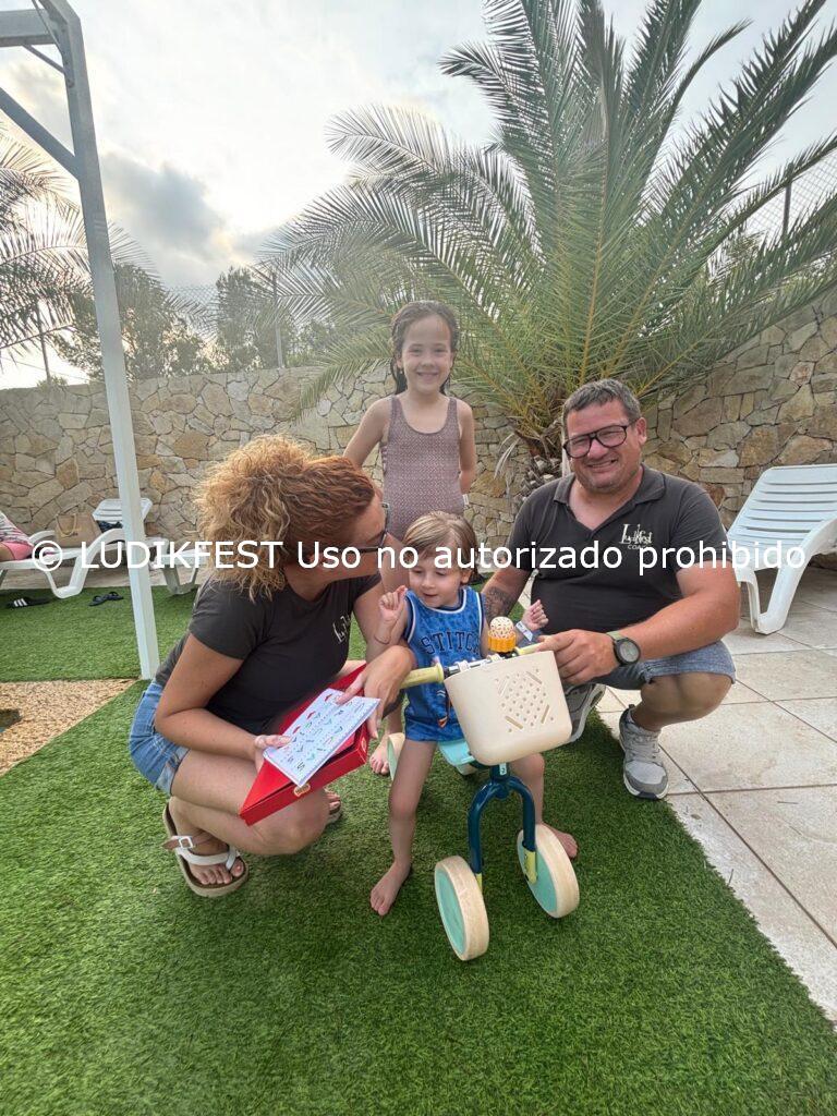 Enric junto a su familia y al equipo de LUDIKFEST durante su estancia en el Camping Ribamar de Alcossebre.