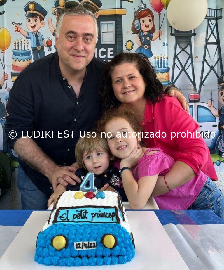 Familia de Enric, niño con mutación genética CTBP1, durante una celebración familiar mostrando un momento de unión y felicidad.