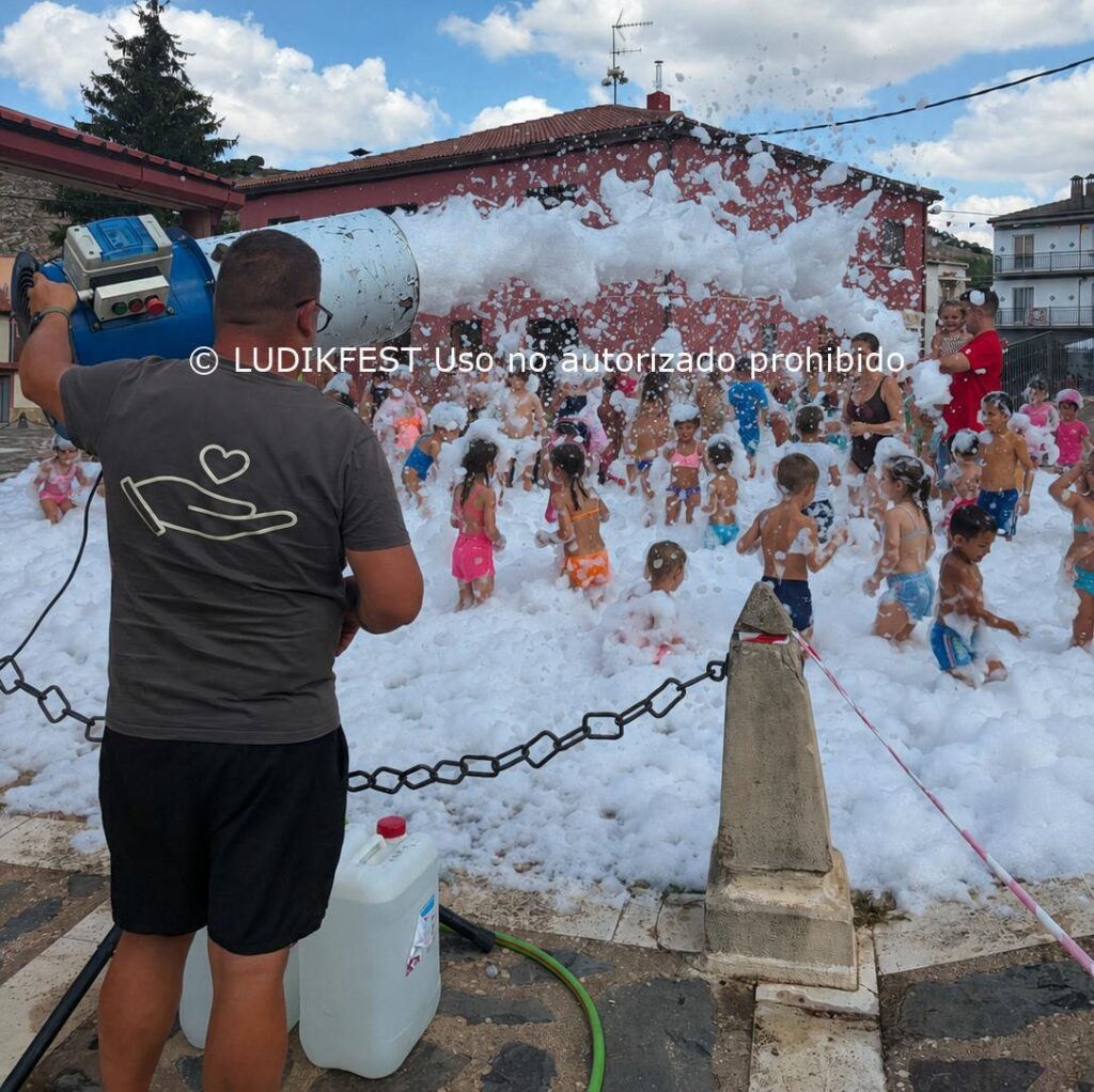 Fiesta de la espuma de LUDIKFEST con participantes en una actividad exterior