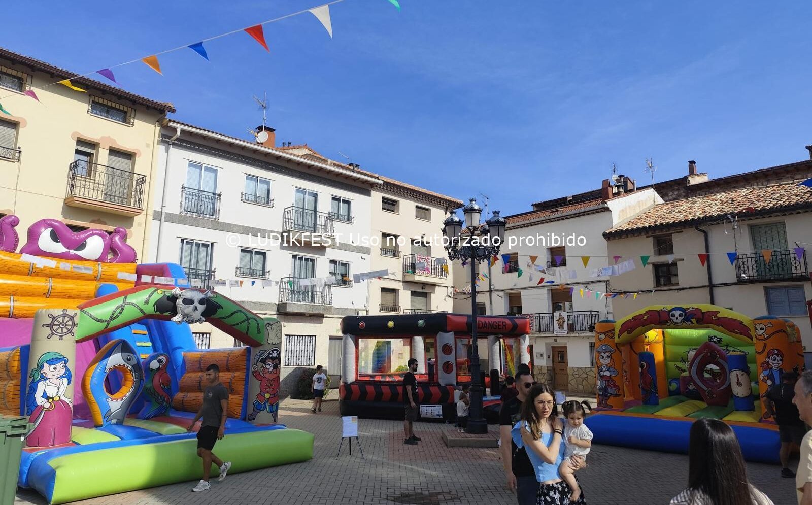 Hinchables de LUDIKFEST en una plaza para actividades infantiles
