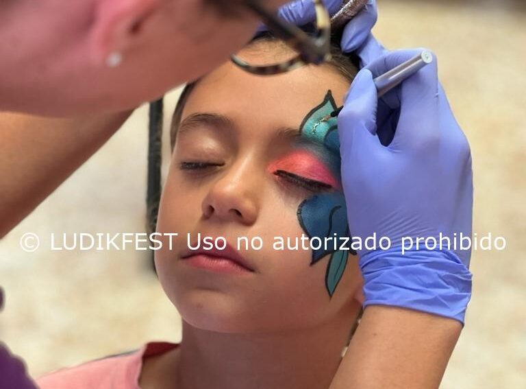 Aplicación de maquillaje facial profesional con productos homologados