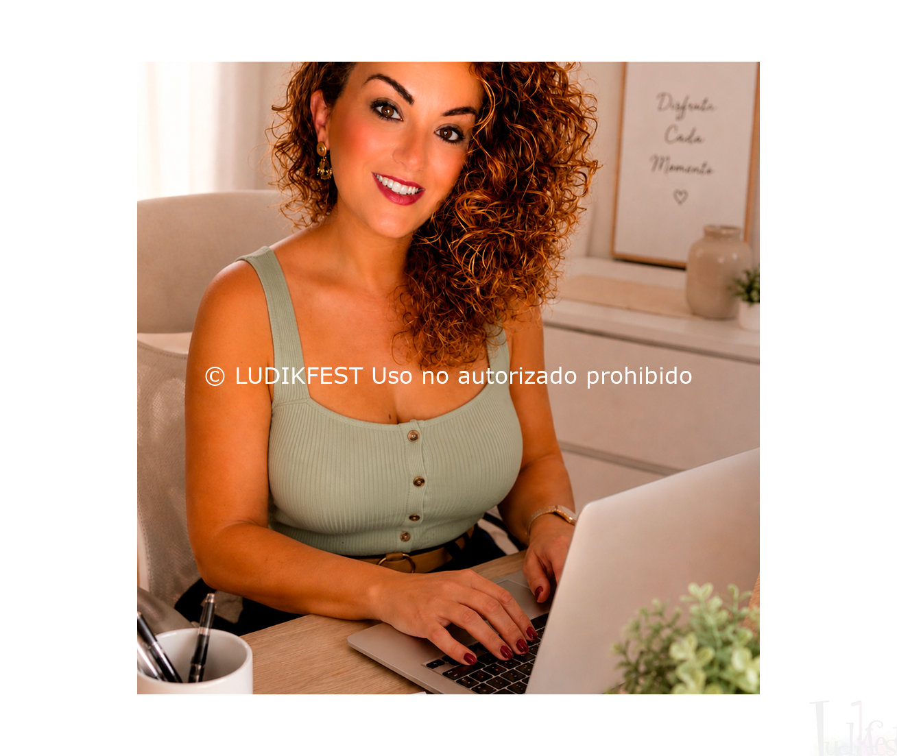 Jasmina, fundadora de LUDIKFEST, escribiendo un artículo sobre el equipo y los valores de la empresa